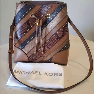 Michael Kors Mercer bucket bag with adjustable shoulder strap.